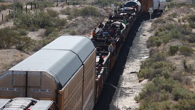 Miles de migrantes se enfrentan a operativos en trenes de México para llegar a EE.UU.