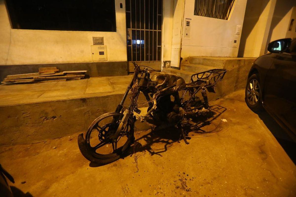 Vecinos incediaron la moto de uno de los venezolanos. Foto: GEC