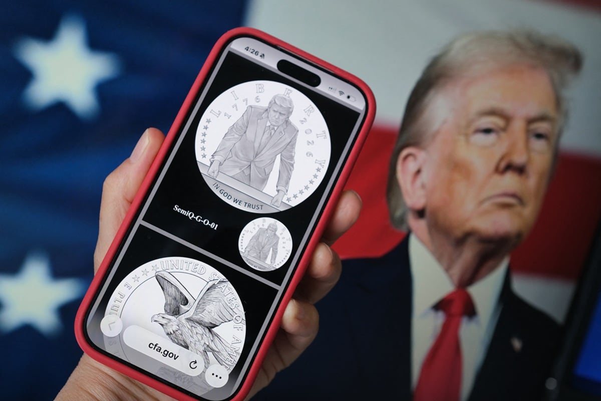 El diseño de la moneda de oro conmemorativa del 250 aniversario de Estados Unidos, frente a una pantalla que muestra al presidente estadounidense Donald Trump, el 19 de marzo de 2026. (Chris DELMAS / AFP)