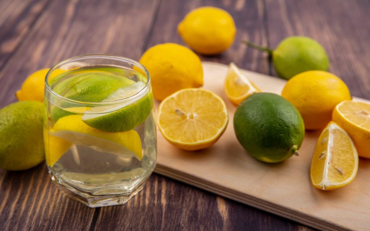 El agua con limón suele ser visto como un supuesto remedio natural para perder peso y eliminar toxinas, pero los especialistas advierten que estas afirmaciones no tienen respaldo científico. (Foto referencial: Freepik)