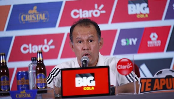 Juan Reynoso en conferencia. El 7, ante Paraguay en Asunción, empieza el largo camino para clasificar al Mundial 2026. FOTO: GEC / Giancarlo Ávila.