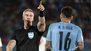 ¿Quién es Anderson Daronco, el árbitro involucrado en dos polémicas que favorecieron a Uruguay?