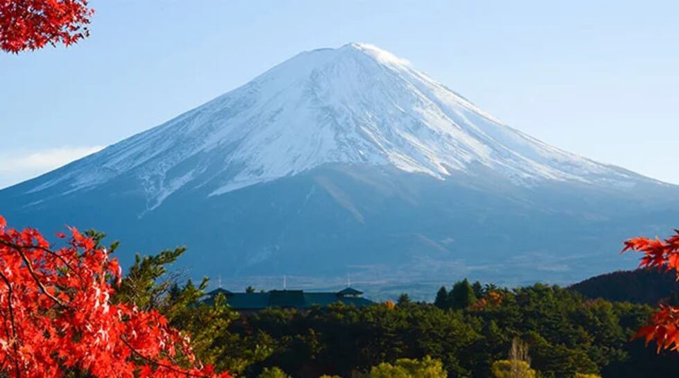 El monte Fuji es un ícono indiscutible de Japón. Esta majestuosa montaña, con su cumbre nevada y su forma cónica perfecta, ha inspirado a artistas y poetas a lo largo de los siglos. Subir al monte Fuji es una experiencia desafiante pero gratificante, y desde la cima se puede disfrutar de una vista panorámica impresionante. Incluso si no te aventuras a escalarlo, contemplar su belleza desde los alrededores es una experiencia inolvidable. (Foto: Civitatis).