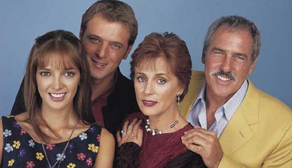 Helena Rojo junto a Adela Noriega, René Strickler y Andrés García, protagonistas de "El privilegio de amar" (Foto: Televisa)