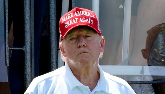 El expresidente estadounidense Donald Trump observa durante la tercera ronda del LIV Golf-Bedminster 2023 en el Trump National en Bedminster, Nueva Jersey, el 13 de agosto de 2023. (Foto de TIMOTHY A. CLARY / AFP)