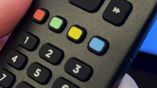 Para qué sirven los botones amarillo, rojo, verde, azul del control de tu televisor