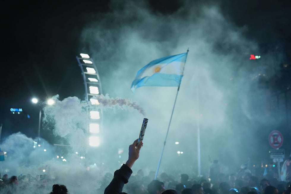 Aficionados de Argentina celebran este sábado, tras la clasificación de su selección a semifinales del Mundial de la FIFA 2026 en Buenos Aires. Foto: EFE/Adan González