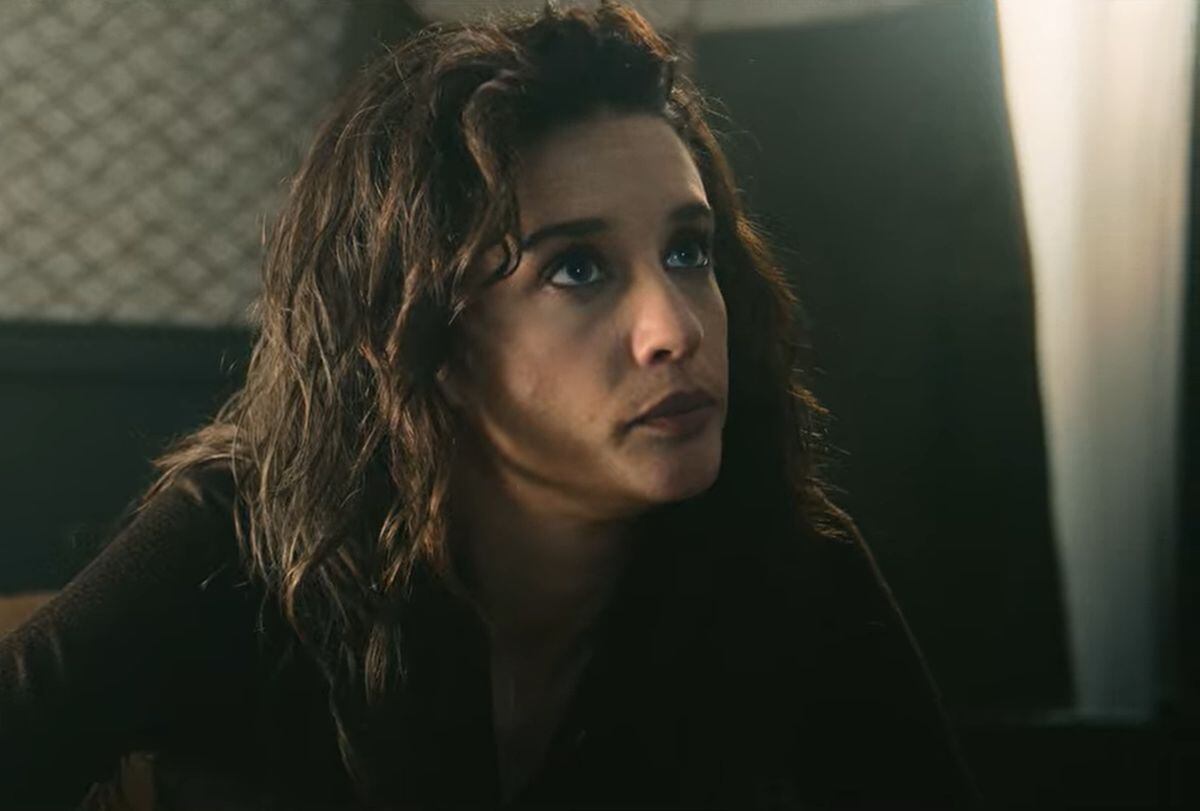 Maider Garmendia mirando televisión cuando recuerdan que hace tres meses hubo un intento de golpe de estado en “Asalto al Banco Central” (Foto: Brutal Media)