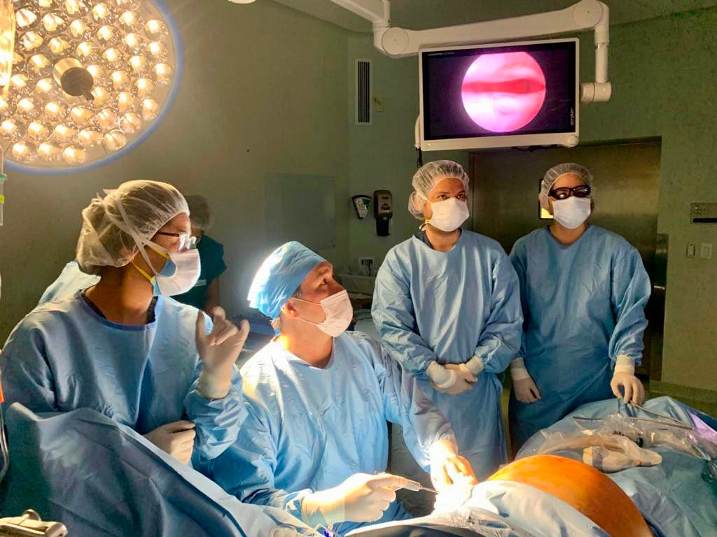 Desde 2017 se realizan cirugías fetales en el Perú y, tras iniciar intervenciones en Arequipa y Piura en 2024, el equipo tiene como objetivo llegar a otras regiones para evitar que las familias tengan que viajar a Lima.