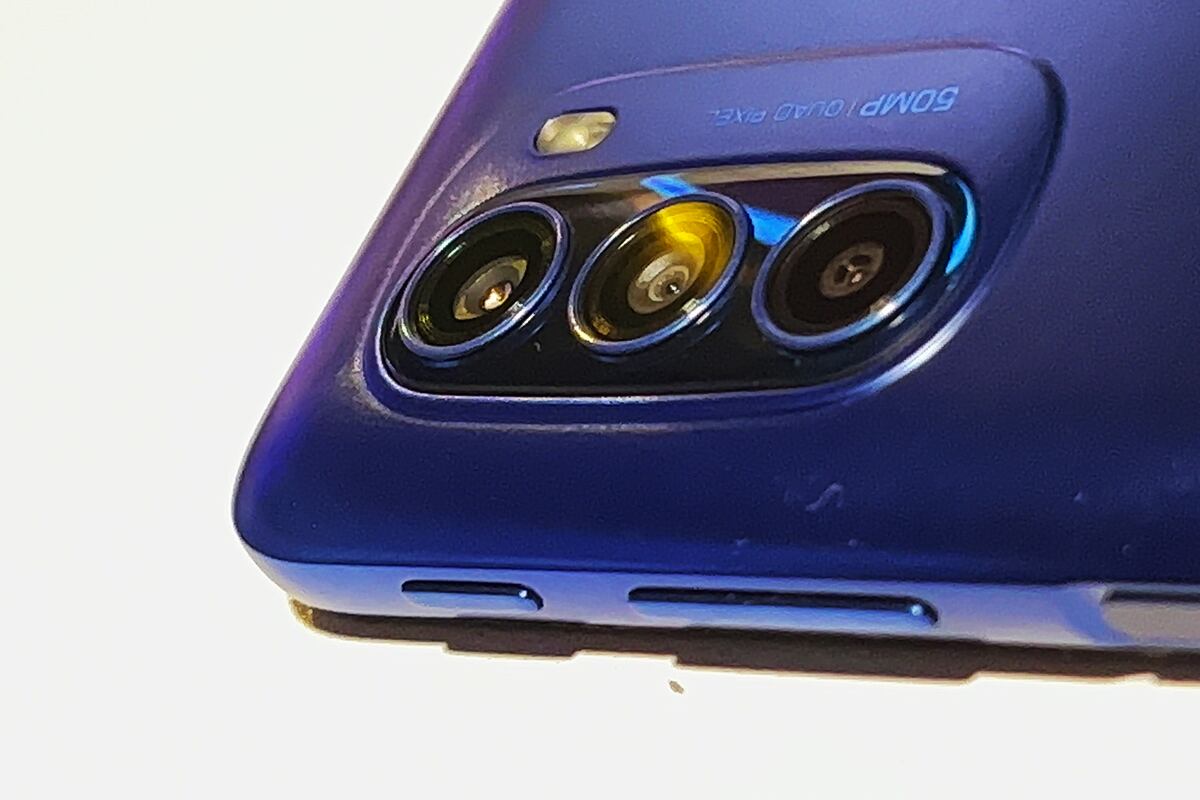 Una cosa que Motorola sigue apostando por el botón exclusivo para llamar a Google Assistant. (Foto: MAG - Rommel Yupanqui)