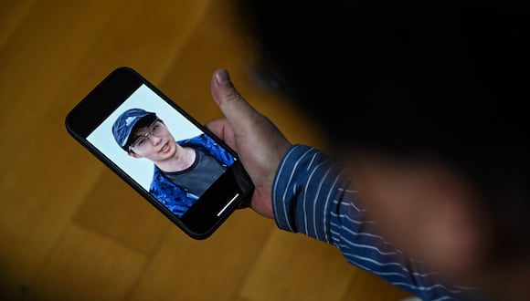 Seakoo Wu ha creado un avatar de su hijo fallecido. Se trata de una tendencia en China que mantiene el contacto con seres queridos que murieron. (Foto: AFP)