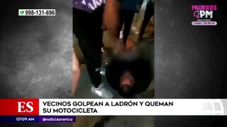Ate: vecinos golpean a ladrón tras robar a anciana y queman su motocicleta | VIDEO