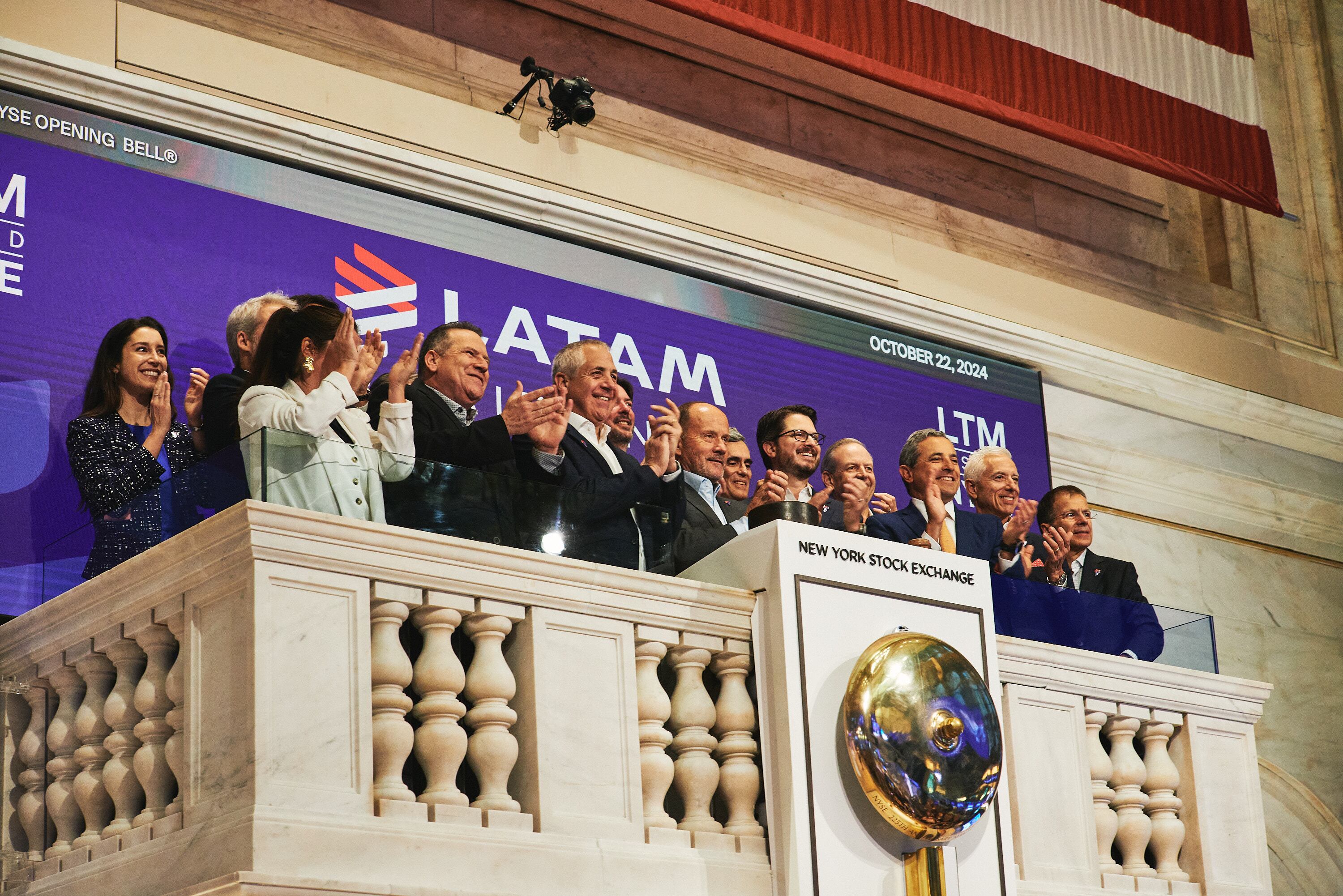 Latam Arilines retorna a la Bolsa de Nueva York y realiza el clásico toque de campana.