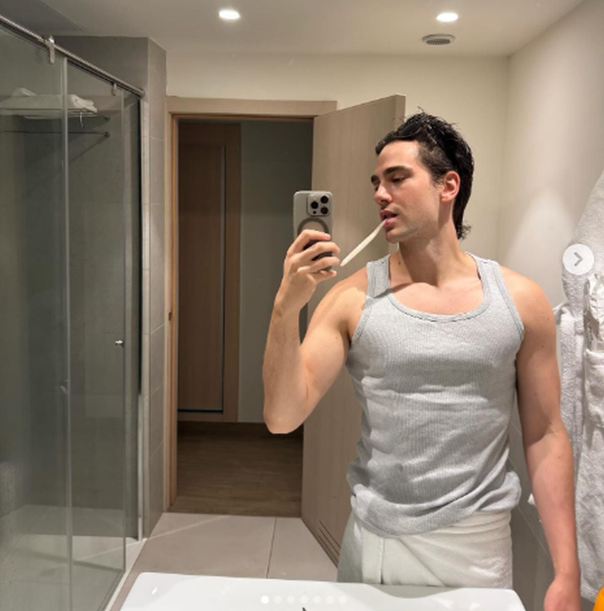 Tomándose una fotografía con su celular frente al espejo (Foto: Pau Simon / Instagram)