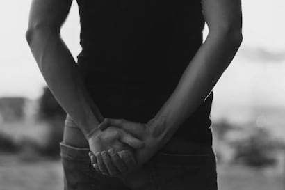 El verdadero significado de caminar con las manos en la espalda, según la psicología
