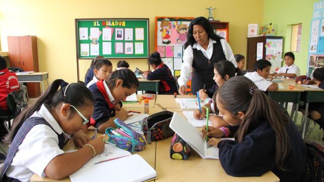 De licenciatura a evaluaciones: los requisitos para ser docente público en Latinoamérica
