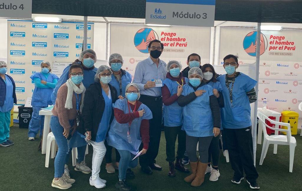 Vizcarra posa con un grupo de trabajadores de Salud luego vacunarse nuevamente en junio del 2021