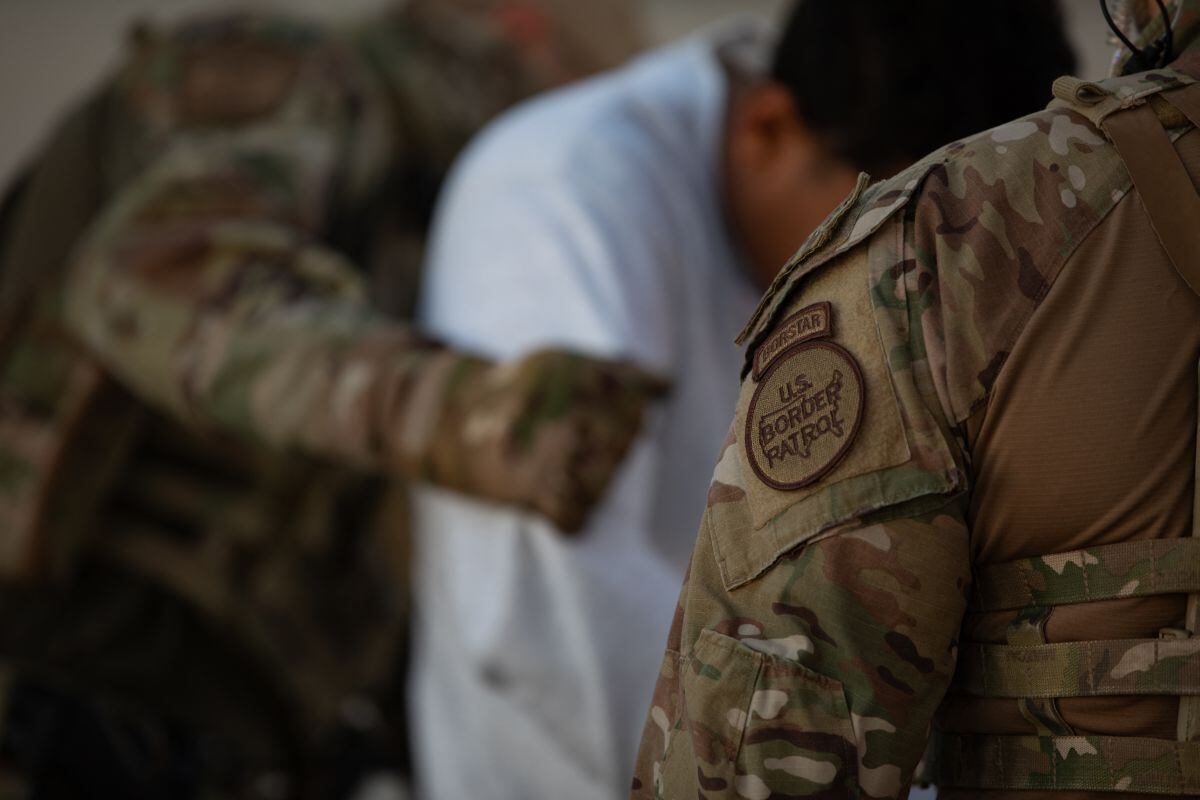 Esta imagen muestra a la Oficina de Aduanas y Protección Fronteriza de los EE. UU. asistiendo en la deportación de inmigrantes ilegales en el Biggs Army Airfield, en Fort Bliss, Texas, el 8 de febrero de 2025. (Foto: AFP)