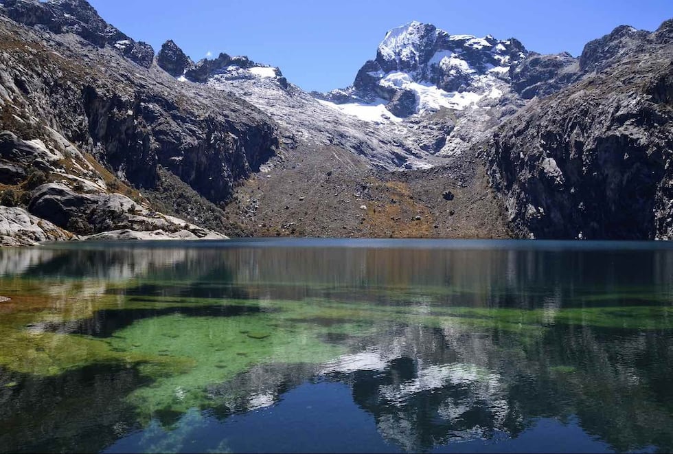 Para aquellos que aman el trekking, la Laguna Churup es un destino que no puede faltar en tu lista. Desde el pintoresco poblado de Pítec, esta hermosa laguna con aguas cristalinas te maravillará con su deslumbrante paleta de colores. En días despejados, la Laguna de los 7 colores, como se le conoce cariñosamente, exhibe una gama impresionante de tonos azules y verdes que la convierten en un escenario perfecto para capturar la belleza en cada disparo fotográfico. (Foto: RedBus).