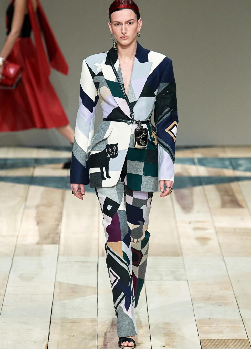 Aunque solo fue un look en la temporada otoño/invierno 2020, Alexander McQueen se las ingenió para hacerlo memorable: un traje con con motivos geométricos y sombras de gatos negros persiguiendo pajaritos (los eternos enemigos) en el saco.
(Foto: Gorunway.com)