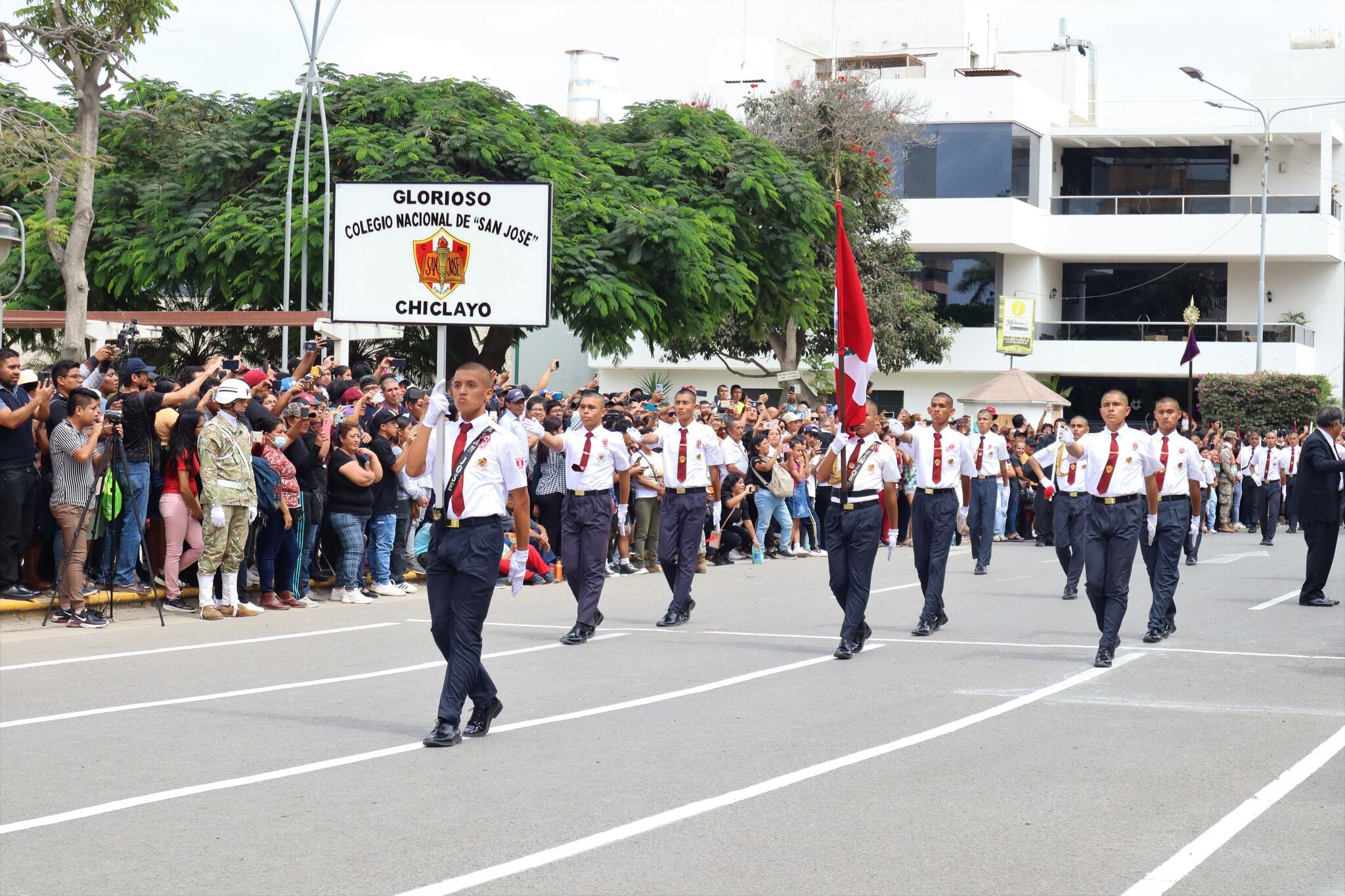 Entrada del Batallón del Glorioso Colegio San José.