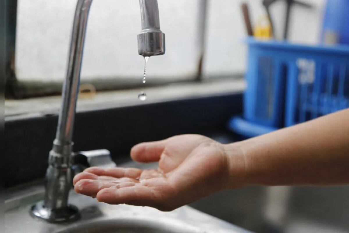 Entre los principales motivos de la suspensión del servicio están las limpiezas de reservorios y las reparaciones de tuberías rotas. Foto: GEC archivo