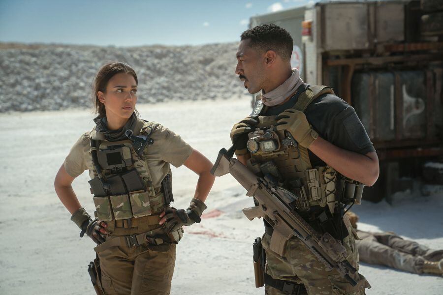 Jessica Alba as Parker y Tone Bell, quien pudo ser mejor explotado en la trama. (Foto: Netflix)