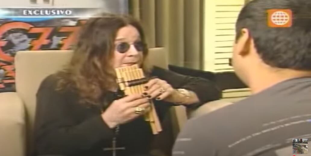 Ozzy Osbourne tocando una zampoña