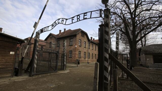 Policía polaca detiene a turista por hacer saludo nazi en Auschwitz 