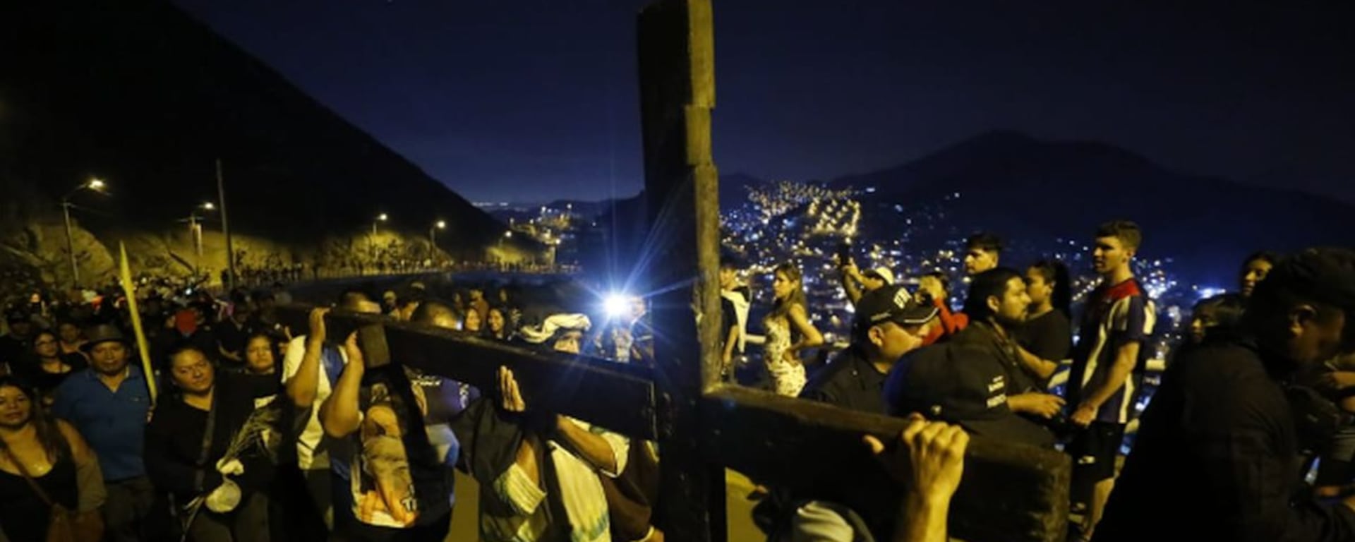 Una cruz de 90 kg y el regreso del vía crucis en el San Cristóbal: así se vivió el Viernes Santo