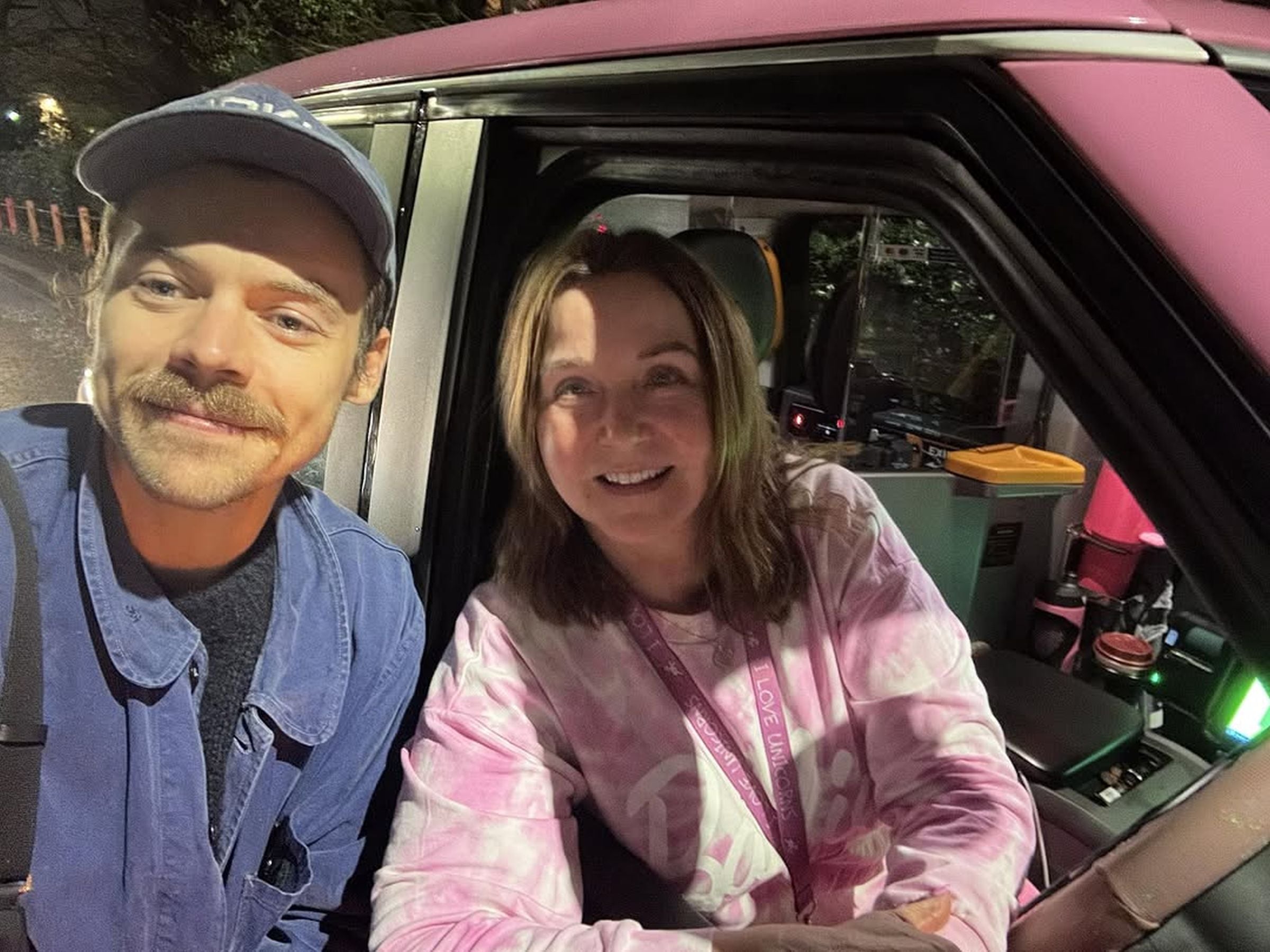 Esta es la foto que se tomó la taxista de esta historia junto a Harry Styles, que fue su cliente por un tiempo. (Foto: @pinklondontaxi / Instagram)