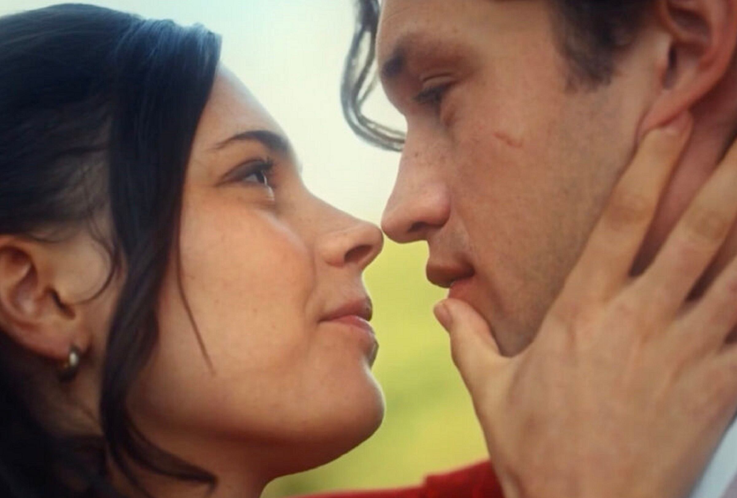 Mortimer interrumpe la velada apasionada de Ruby (Harriet Herbig-Matten) y James (Damian Hardung) en el quinto episodio de la segunda temporada de "Maxton Hall" (Foto: Amazon Prime Video)