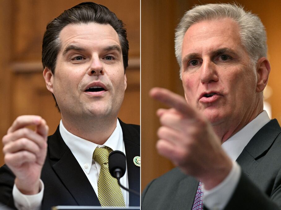 El representante republicano Matt Gaetz (izq) y al expresidente de la Cámara de Representantes Kevin McCarthy. (Foto de Mandel NGAN / AFP).