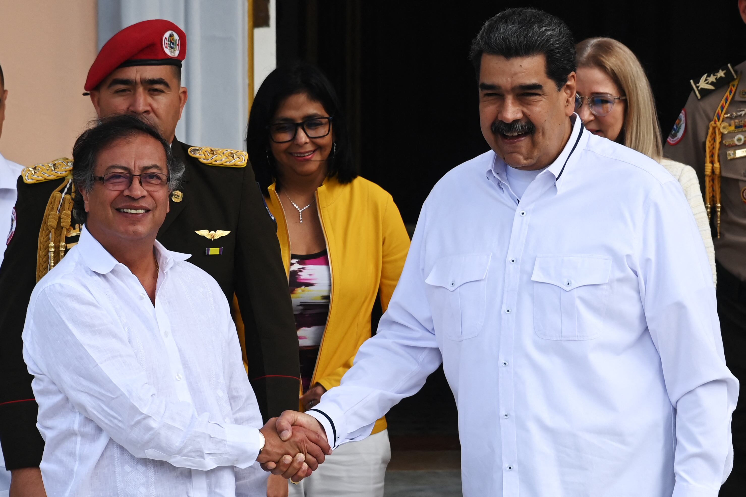 Los presidentes de Colombia y Venezuela, Gustavo Petro y Nicolás Maduro, estrechan sus manos en una vista a Caracas | Foto: AFP / Archivo