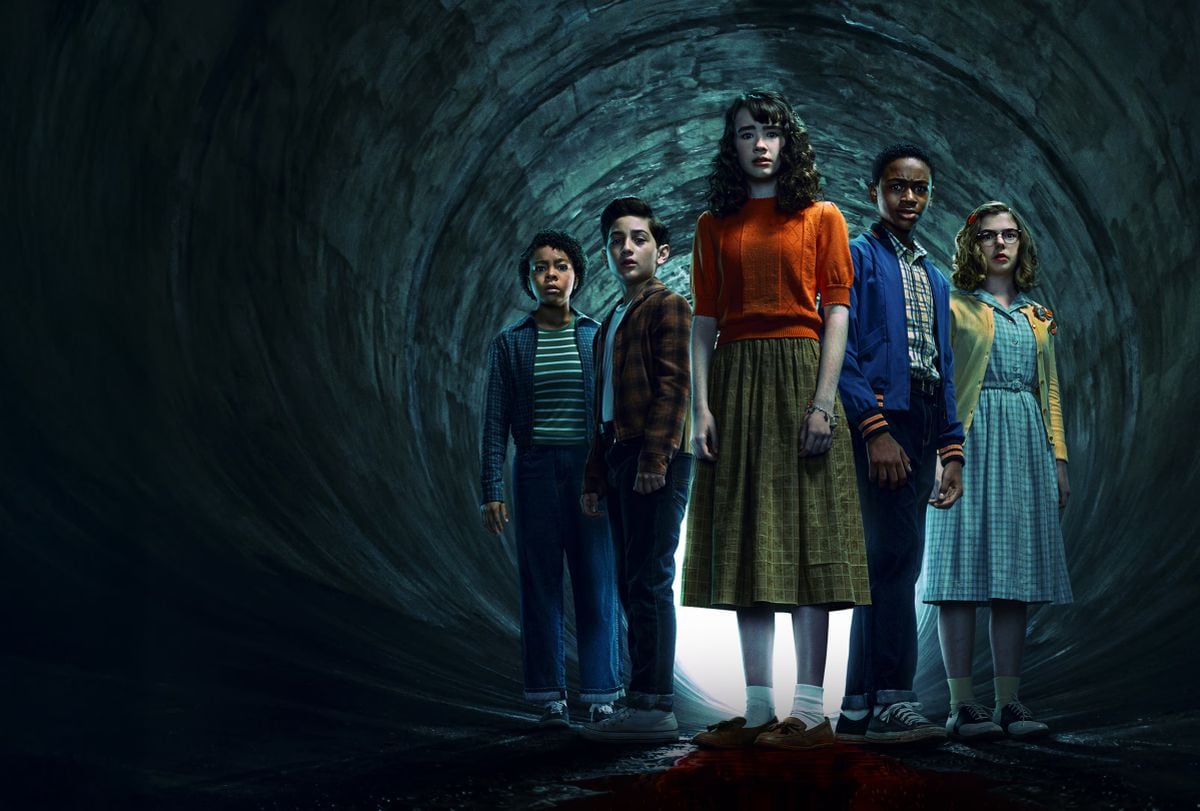 El grupo de amigos logra tomar una foto a la entidad que sale de una especie de cripta en "IT: Bienvenidos a Derry". Se trata de Pennywise (Foto: HBO)