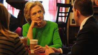 Hillary Clinton empieza su campaña electoral en un café de Iowa
