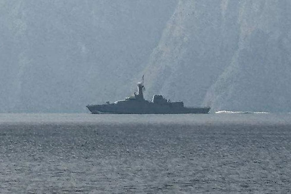 Un buque de la armada es visto navegando en el Estrecho de Ormuz, el domingo 1 de marzo de 2026. Foto: SAHAR AL ATTAR / AFP