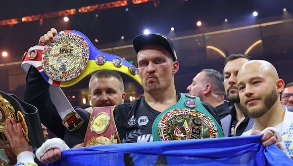 Ukraine's Oleksandr Usyk (C) celebrates his victory over Britain's Tyson Fury during a heavyweight boxing world championship fight at Kingdom Arena in Riyadh, Saudi Arabia on May 19, 2024. Oleksandr Usyk beat Tyson Fury by split decision to win the world's first undisputed heavyweight championship in 25 years on May 19, 2024, an unprecedented feat in boxing's four-belt era. (Photo by Fayez NURELDINE / AFP)