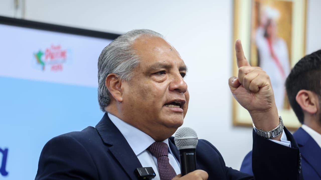 Ministro César Sandoval señaló que todos los heridos en accidente de buses del Metropolitano están estables. Foto: MTC