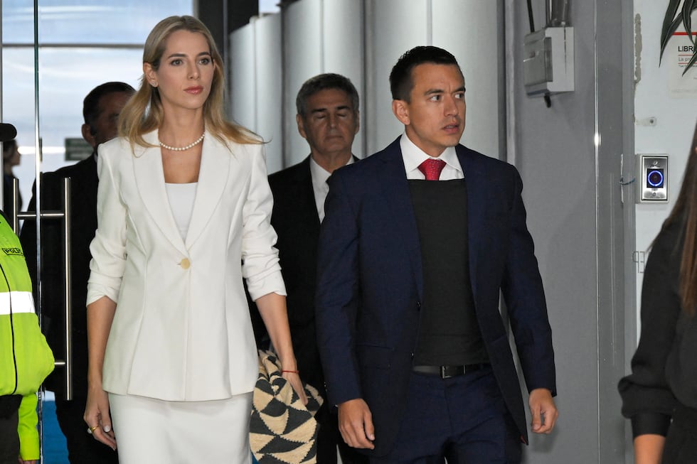Daniel Noboa, con un chaleco antibalas y acompañado de su esposa Lavinia Valbonesi, llega a la sede de Ecuador TV antes del inicio del debate presidencial en Quito, el 13 de agosto de 2023. (Foto de Rodrigo BUENDIA / AFP).