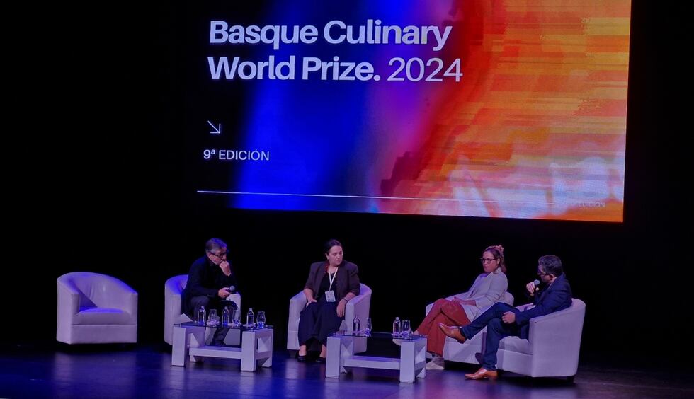El español Joan Roca (al extremo izquierdo) y la peruana Pía León (la segunda desde la derecha) fueron los anfitriones del evento en el que también se anunció al ganador del Basque Culinary World Prize 2024. (Foto: El Comercio)