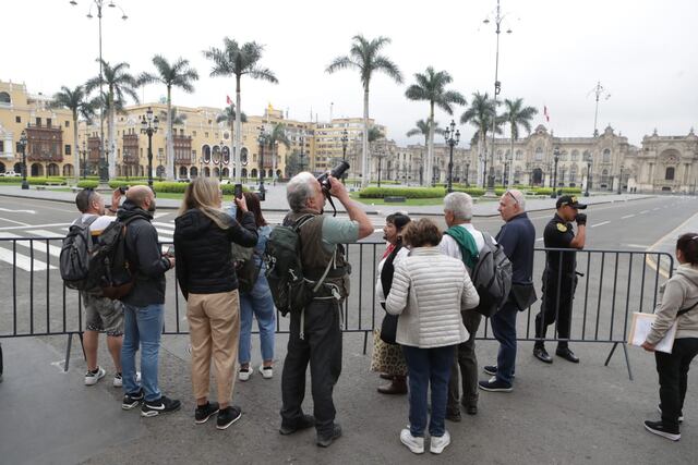 Gobierno vuelve a cerrar la Plaza de Armas como contingencia a próxima protesta. (Foto: Alessandro Currarino / @photo.gec)