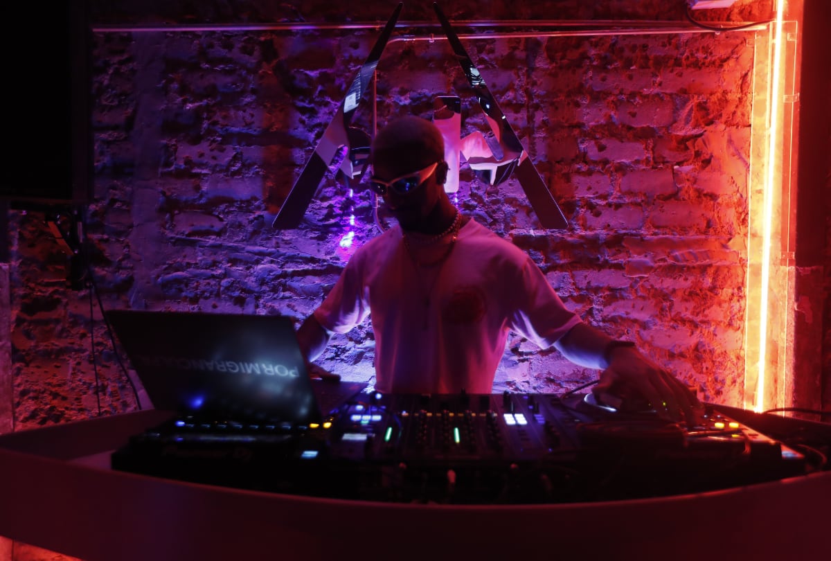 En Culpa, se celebra y abraza la vida, la diversidad y el amor con buena música y un ambiente lleno de personalidad.