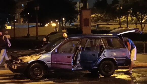 Un auto se incendió en plena vía pública durante la madrugada de este 27 de noviembre. (Foto: Captura/RPP)