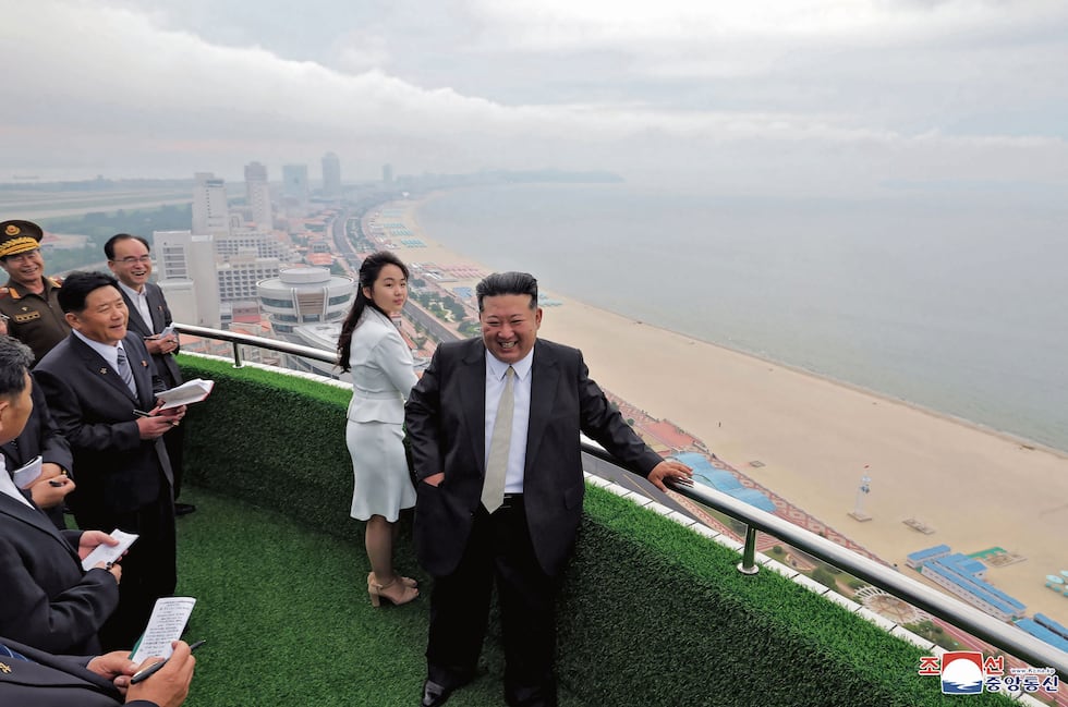 Kim Jong-un y su hija Kim Ju-ae visitaron el complejo turístico Wonsan-Kalma a inicios de este mes. El régimen elogió el potencial del resort para atraer a los visitantes extranjeros. (Foto: AFP)