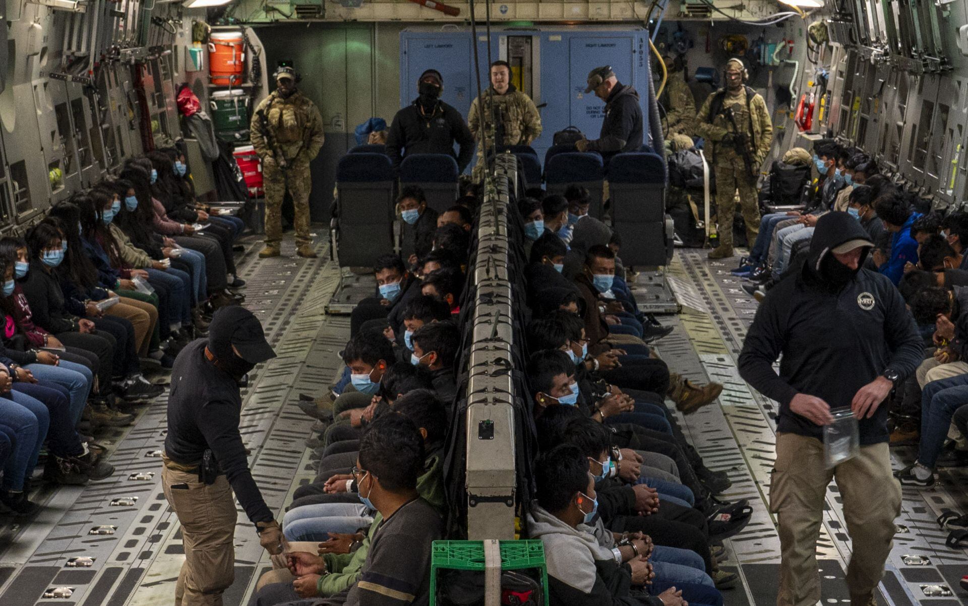 Imagen proporcionada por el Departamento de Defensa muestra el interior de un avión C-17 Globemaster III donde viajan inmigrantes indocumentados. (AFP PHOTO / DVIDS / Department of Defense / Senior Airman Devlin Bishop)