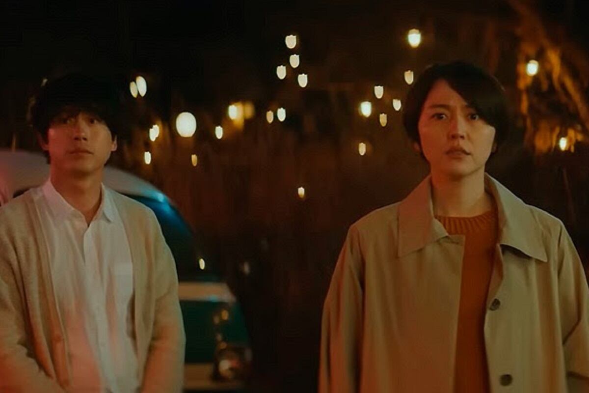 Minako (Masami Nagasawa) busca desesperadamente a su hijo en la película japonesa "The Parades" (Foto: Netflix)