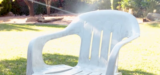 ¿Cómo limpiar la mesa y las sillas de plástico para despercudirlas?