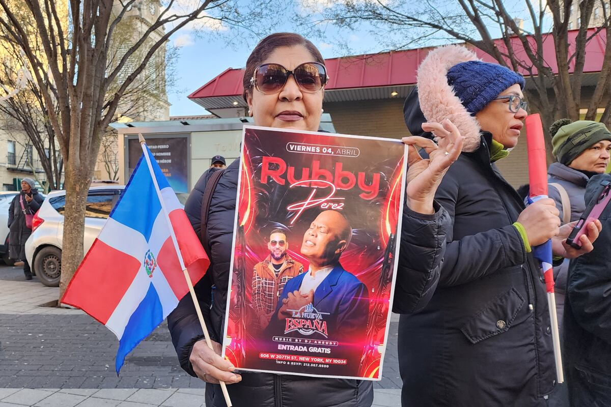 Una mujer sostiene un cartel del cantante Rubby Pérez durante una vigilia por las victimas del accidente en una discoteca de Santo Domingo, en Nueva York, Estados Unidos, el 8 de abril de 2025. (Foto de Ruth Hernández / EFE)