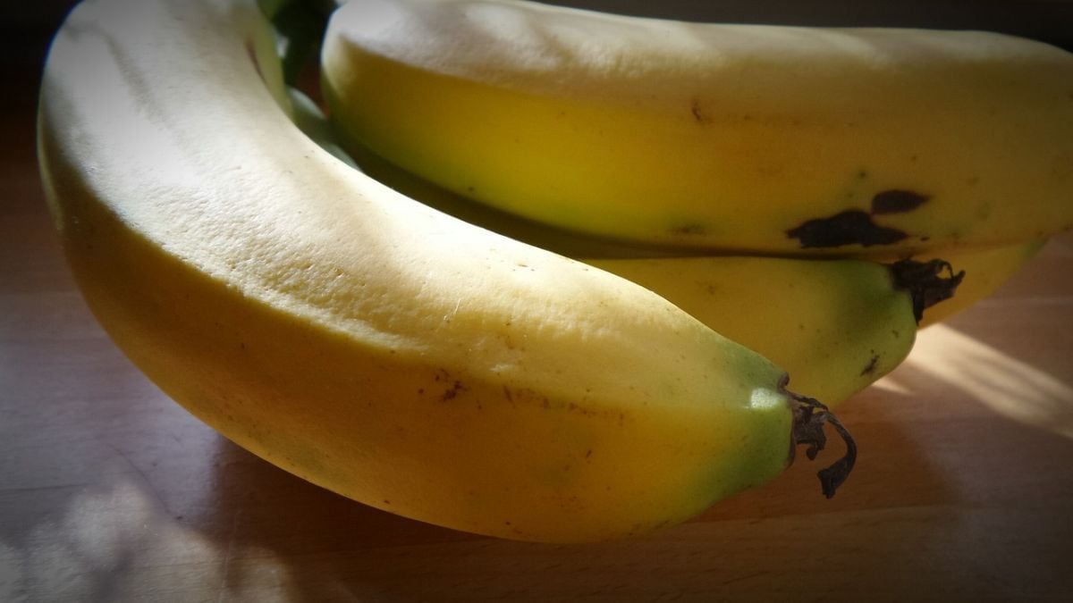 Para este truco casero también puedes cortar el plátano en dos, sin quitarle la cáscara. (Foto: Holger Langmaier / Pixabay)